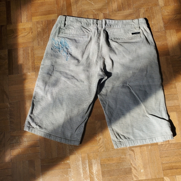 💥3 for $15💥 Hurley linen Bermuda shorts w/floral design on back - Picture 7 of 9